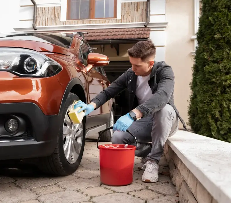 Lavage auto à domicile Lusseray : professionnel intervenant sur un véhicule